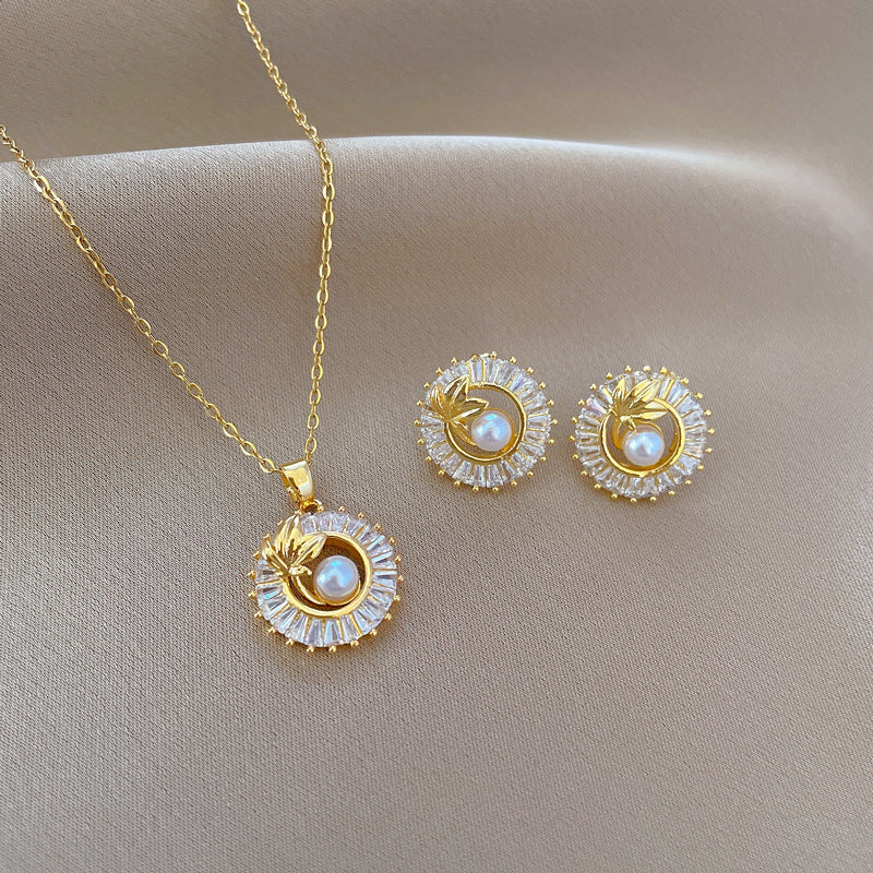 Round Diamond and Pearls Set